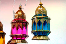 Carica l&#39;immagine nel visualizzatore di Gallery, Lampade Metallo Traforato E Vetro Colorate. Provenienza India. Possibilità Di Impiegarla Sia Appesa Che Da Appoggio.  Dimensioni Diametro 25 h 55cm. Disponibile In Vari Colori. 