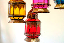 Carica l&#39;immagine nel visualizzatore di Gallery, Lampade Metallo Traforato E Vetro Colorate. Provenienza India. Possibilità Di Impiegarla Sia Appesa Che Da Appoggio.  Dimensioni Diametro 25 h 55cm. Disponibile In Vari Colori. 