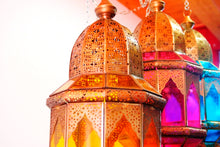 Carica l&#39;immagine nel visualizzatore di Gallery, Lampade Metallo Traforato E Vetro Colorate. Provenienza India. Possibilità Di Impiegarla Sia Appesa Che Da Appoggio.  Dimensioni Diametro 25 h 55cm. Disponibile In Vari Colori. 