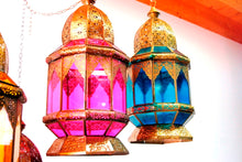 Carica l&#39;immagine nel visualizzatore di Gallery, Lampade Metallo Traforato E Vetro Colorate. Provenienza India. Possibilità Di Impiegarla Sia Appesa Che Da Appoggio.  Dimensioni Diametro 25 h 55cm. Disponibile In Vari Colori. 