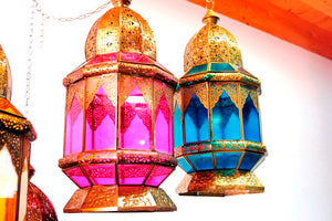 Lampade Metallo Traforato E Vetro Colorate. Provenienza India. Possibilità Di Impiegarla Sia Appesa Che Da Appoggio.  Dimensioni Diametro 25 h 55cm. Disponibile In Vari Colori. 