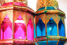 Carica l&#39;immagine nel visualizzatore di Gallery, Lampade Metallo Traforato E Vetro Colorate. Provenienza India. Possibilità Di Impiegarla Sia Appesa Che Da Appoggio.  Dimensioni Diametro 25 h 55cm. Disponibile In Vari Colori. 