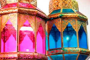 Lampade Metallo Traforato E Vetro Colorate. Provenienza India. Possibilità Di Impiegarla Sia Appesa Che Da Appoggio.  Dimensioni Diametro 25 h 55cm. Disponibile In Vari Colori. 