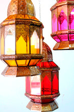 Carica l&#39;immagine nel visualizzatore di Gallery, Lampade Metallo Traforato E Vetro Colorate. Provenienza India. Possibilità Di Impiegarla Sia Appesa Che Da Appoggio.  Dimensioni Diametro 25 h 55cm. Disponibile In Vari Colori. 