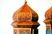 Carica l&#39;immagine nel visualizzatore di Gallery, Lampade Metallo Cesellato E Vetro Blu. Provenienza India. Dimensioni Diametro 18 h40cm.