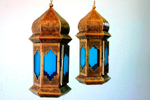 Carica l&#39;immagine nel visualizzatore di Gallery, Lampade Metallo Cesellato E Vetro Blu. Provenienza India. Dimensioni Diametro 18 h40cm.