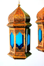 Carica l&#39;immagine nel visualizzatore di Gallery, Lampade Metallo Cesellato E Vetro Blu. Provenienza India. Dimensioni Diametro 18 h40cm.