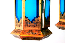Carica l&#39;immagine nel visualizzatore di Gallery, Lampade Metallo Cesellato E Vetro Blu. Provenienza India. Dimensioni Diametro 18 h40cm.