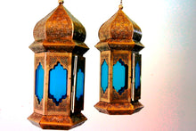 Carica l&#39;immagine nel visualizzatore di Gallery, Lampade Metallo Cesellato E Vetro Blu. Provenienza India. Dimensioni Diametro 18 h40cm.