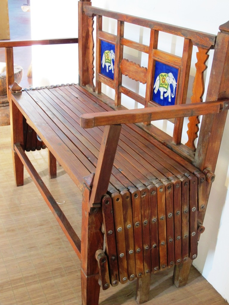Particolare Panca Indiana Coloniale Trasformabile In Letto. Pezzo Unico E Autentico. Dimensioni 107x47xh90cm.