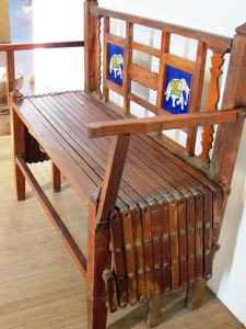 Particolare Panca Indiana Coloniale Trasformabile In Letto. Pezzo Unico E Autentico. Dimensioni 107x47xh90cm.