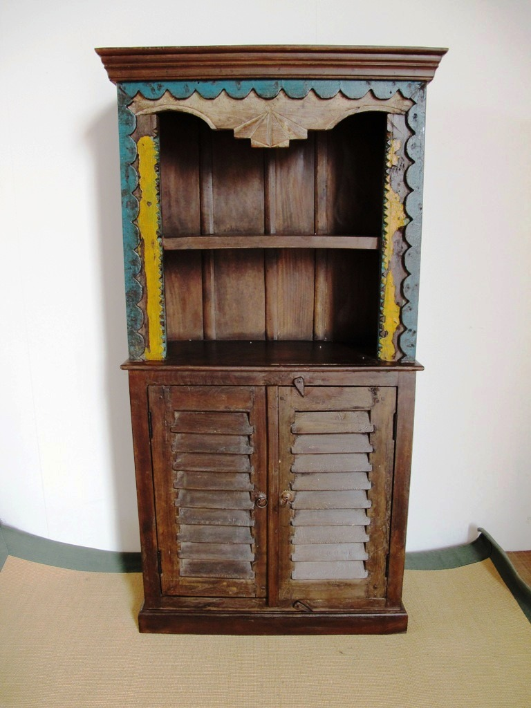 Libreria Indiana Assemblata Con Vecchi Fregi Incisi In Legno DI Teak. Dimensioni 90x40xh170cm.