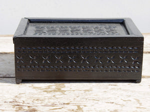 scatola , box indiano in legno di teak dipinto nero, con apertura scorrevole, internamente dotato di scomparti di dimensioni 7x7xh6cm .  costruita ed assemblata artigianalmente, originale in ogni parte .  dimensioni box 26x18h.10cm
