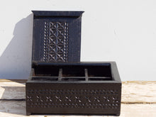Carica l&#39;immagine nel visualizzatore di Gallery, scatola , box indiano in legno di teak dipinto nero, con apertura scorrevole, internamente dotato di scomparti di dimensioni 7x7xh6cm .  costruita ed assemblata artigianalmente, originale in ogni parte .  dimensioni box 26x18h.10cm