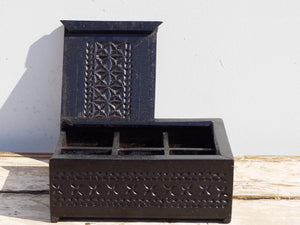 scatola , box indiano in legno di teak dipinto nero, con apertura scorrevole, internamente dotato di scomparti di dimensioni 7x7xh6cm .  costruita ed assemblata artigianalmente, originale in ogni parte .  dimensioni box 26x18h.10cm