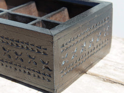 scatola , box indiano in legno di teak dipinto nero, con apertura scorrevole, internamente dotato di scomparti di dimensioni 7x7xh6cm .  costruita ed assemblata artigianalmente, originale in ogni parte .  dimensioni box 26x18h.10cm