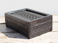 Carica l&#39;immagine nel visualizzatore di Gallery, scatola , box indiano in legno di teak dipinto nero, con apertura scorrevole, internamente dotato di scomparti di dimensioni 7x7xh6cm .  costruita ed assemblata artigianalmente, originale in ogni parte .  dimensioni box 26x18h.10cm