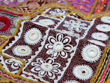 Carica l&#39;immagine nel visualizzatore di Gallery, Arazzo in cotone, lavorato artigianalmente a mano con tecnica patchwork. Per ogni pezzo ci possono volere mesi di lavoro sia per i ricami che per la ricerca di elementi, pezzi di tessuto antico, da abbinare all&#39;arazzo. Tipici dell&#39;india del nord, in Rajasthan l&#39;arazzo in casa è simbolo di fortuna e prosperità. Pezzo unico, ideale come tessuto da appendere a parete ma che si puo&#39; impiegare anche come tappeto.  Dimensioni 100x150cm