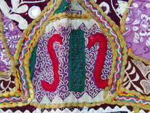 Carica l&#39;immagine nel visualizzatore di Gallery, Arazzo in cotone, lavorato artigianalmente a mano con tecnica patchwork. Per ogni pezzo ci possono volere mesi di lavoro sia per i ricami che per la ricerca di elementi, pezzi di tessuto antico, da abbinare all&#39;arazzo. Tipici dell&#39;india del nord, in Rajasthan l&#39;arazzo in casa è simbolo di fortuna e prosperità. Pezzo unico, ideale come tessuto da appendere a parete ma che si puo&#39; impiegare anche come tappeto.  Dimensioni 100x150cm