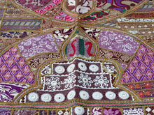 Carica l&#39;immagine nel visualizzatore di Gallery, Arazzo in cotone, lavorato artigianalmente a mano con tecnica patchwork. Per ogni pezzo ci possono volere mesi di lavoro sia per i ricami che per la ricerca di elementi, pezzi di tessuto antico, da abbinare all&#39;arazzo. Tipici dell&#39;india del nord, in Rajasthan l&#39;arazzo in casa è simbolo di fortuna e prosperità. Pezzo unico, ideale come tessuto da appendere a parete ma che si puo&#39; impiegare anche come tappeto.  Dimensioni 100x150cm