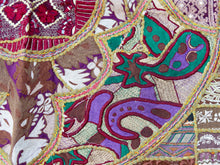 Carica l&#39;immagine nel visualizzatore di Gallery, Arazzo in cotone, lavorato artigianalmente a mano con tecnica patchwork. Per ogni pezzo ci possono volere mesi di lavoro sia per i ricami che per la ricerca di elementi, pezzi di tessuto antico, da abbinare all&#39;arazzo. Tipici dell&#39;india del nord, in Rajasthan l&#39;arazzo in casa è simbolo di fortuna e prosperità. Pezzo unico, ideale come tessuto da appendere a parete ma che si puo&#39; impiegare anche come tappeto.  Dimensioni 100x150cm