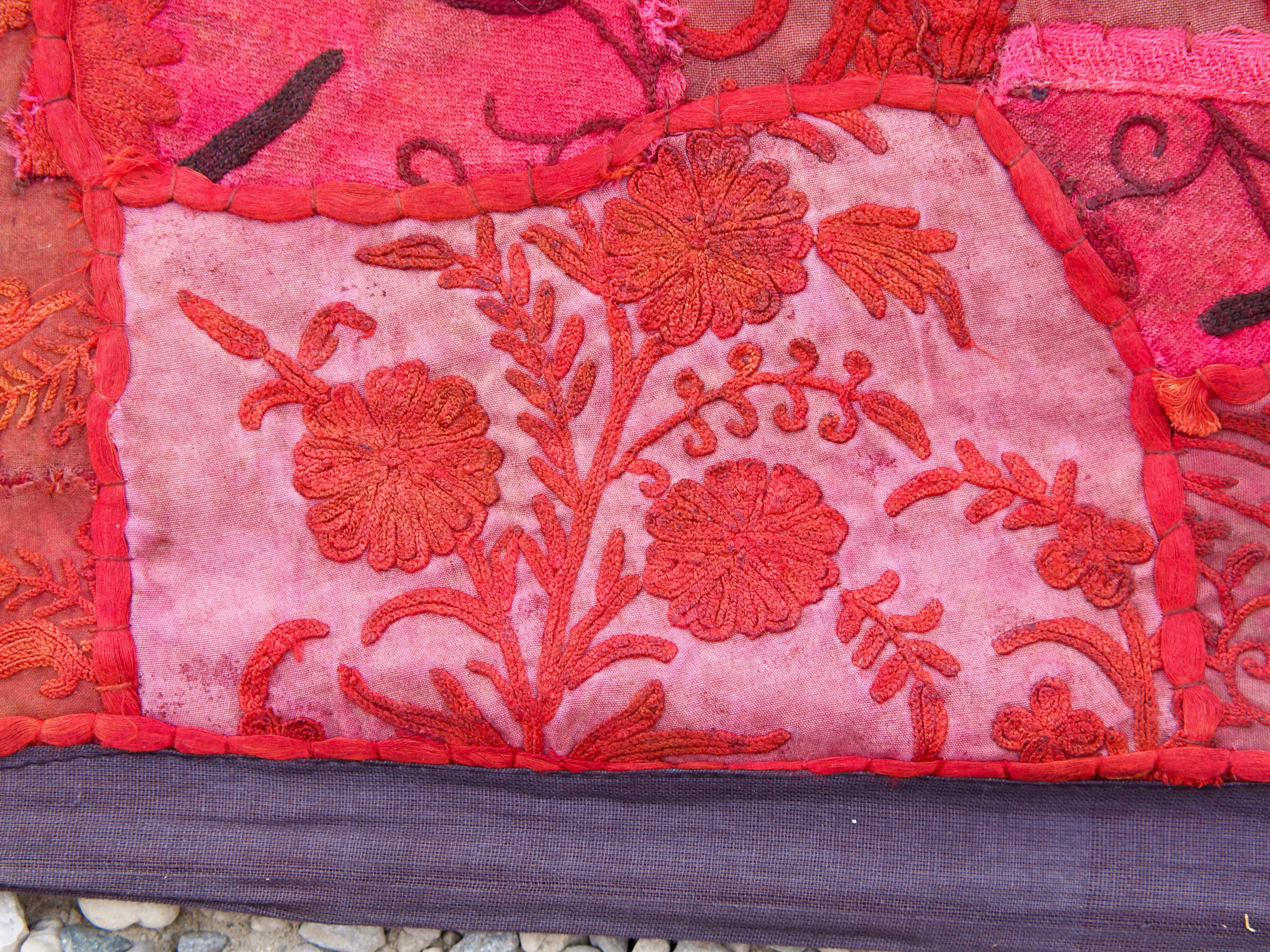 vecchio arazzo in cotone, lavorato artigianalmente a mano con tecnica patchwork.  per ogni pezzo ci possono volere mesi di lavoro sia per i ricami che per la ricerca di elementi, pezzi di tessuto antico, da abbinare all'arazzo.  tipici dell'india del nord, in Rajasthan  l'arazzo in casa è simbolo di fortuna e prosperità.  Pezzo Unico. Ideale come tessuto da appendere a parete ma si puo' impiegare anche come tappeto.    Dimensioni 95x140cm   per maggiori  info o dettagli  info@etniko.it 0039 3338778241