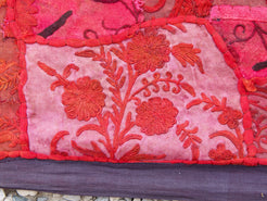 vecchio arazzo in cotone, lavorato artigianalmente a mano con tecnica patchwork.  per ogni pezzo ci possono volere mesi di lavoro sia per i ricami che per la ricerca di elementi, pezzi di tessuto antico, da abbinare all'arazzo.  tipici dell'india del nord, in Rajasthan  l'arazzo in casa è simbolo di fortuna e prosperità.  Pezzo Unico. Ideale come tessuto da appendere a parete ma si puo' impiegare anche come tappeto.    Dimensioni 95x140cm   per maggiori  info o dettagli  info@etniko.it 0039 3338778241