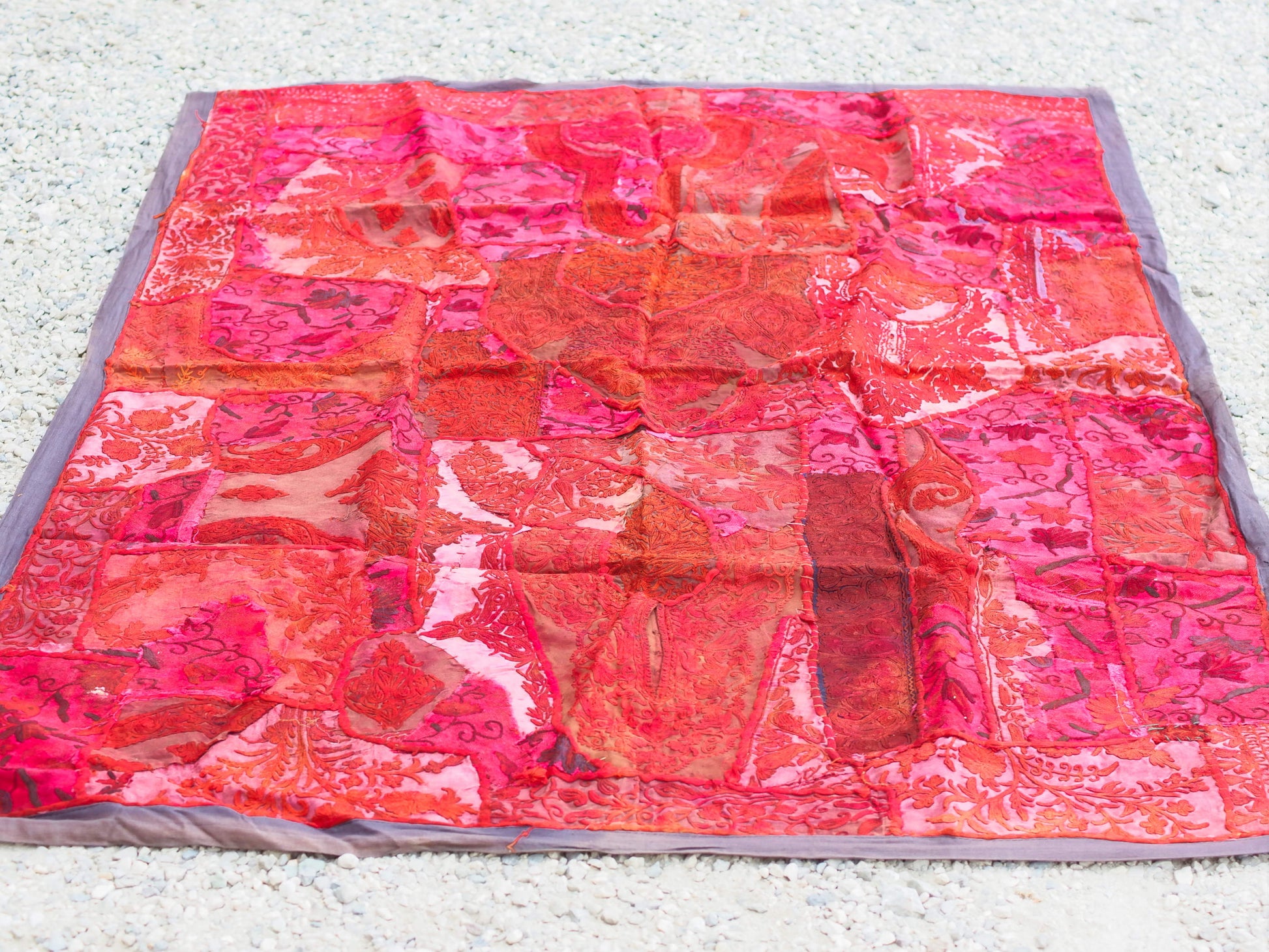 vecchio arazzo in cotone, lavorato artigianalmente a mano con tecnica patchwork.  per ogni pezzo ci possono volere mesi di lavoro sia per i ricami che per la ricerca di elementi, pezzi di tessuto antico, da abbinare all'arazzo.  tipici dell'india del nord, in Rajasthan  l'arazzo in casa è simbolo di fortuna e prosperità.  Pezzo Unico. Ideale come tessuto da appendere a parete ma si puo' impiegare anche come tappeto.    Dimensioni 95x140cm   per maggiori  info o dettagli  info@etniko.it 0039 3338778241