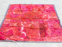 Carica l&#39;immagine nel visualizzatore di Gallery, vecchio arazzo in cotone, lavorato artigianalmente a mano con tecnica patchwork.  per ogni pezzo ci possono volere mesi di lavoro sia per i ricami che per la ricerca di elementi, pezzi di tessuto antico, da abbinare all&#39;arazzo.  tipici dell&#39;india del nord, in Rajasthan  l&#39;arazzo in casa è simbolo di fortuna e prosperità.  Pezzo Unico. Ideale come tessuto da appendere a parete ma si puo&#39; impiegare anche come tappeto.    Dimensioni 95x140cm   per maggiori  info o dettagli  info@etniko.it 0039 3338778241