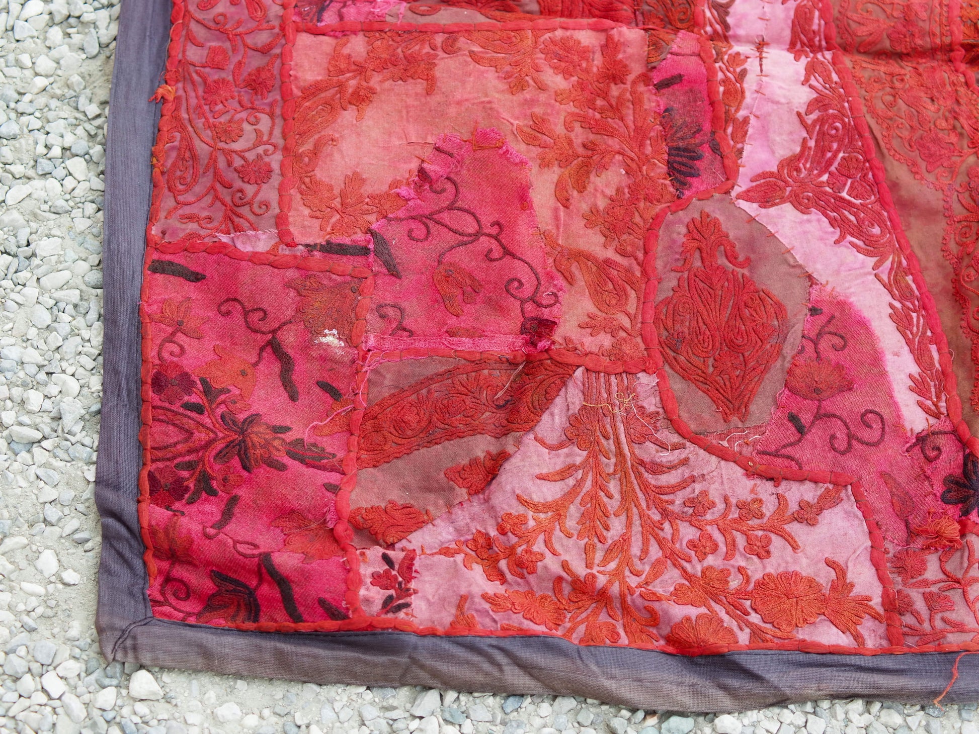 vecchio arazzo in cotone, lavorato artigianalmente a mano con tecnica patchwork.  per ogni pezzo ci possono volere mesi di lavoro sia per i ricami che per la ricerca di elementi, pezzi di tessuto antico, da abbinare all'arazzo.  tipici dell'india del nord, in Rajasthan  l'arazzo in casa è simbolo di fortuna e prosperità.  Pezzo Unico. Ideale come tessuto da appendere a parete ma si puo' impiegare anche come tappeto.    Dimensioni 95x140cm   per maggiori  info o dettagli  info@etniko.it 0039 3338778241