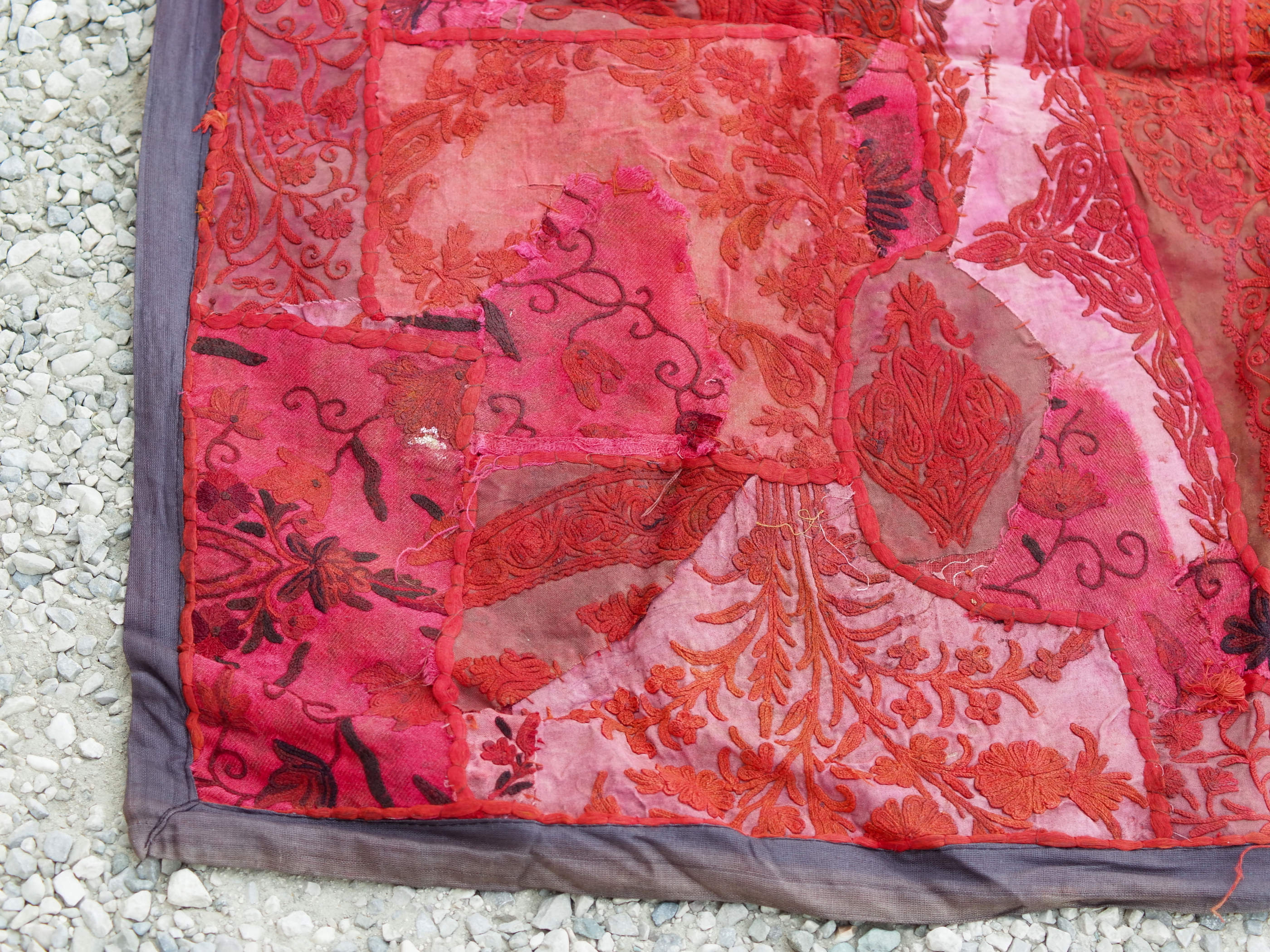 vecchio arazzo in cotone, lavorato artigianalmente a mano con tecnica patchwork.  per ogni pezzo ci possono volere mesi di lavoro sia per i ricami che per la ricerca di elementi, pezzi di tessuto antico, da abbinare all'arazzo.  tipici dell'india del nord, in Rajasthan  l'arazzo in casa è simbolo di fortuna e prosperità.  Pezzo Unico. Ideale come tessuto da appendere a parete ma si puo' impiegare anche come tappeto.    Dimensioni 95x140cm   per maggiori  info o dettagli  info@etniko.it 0039 3338778241