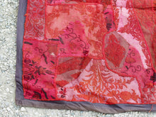 Carica l&#39;immagine nel visualizzatore di Gallery, vecchio arazzo in cotone, lavorato artigianalmente a mano con tecnica patchwork.  per ogni pezzo ci possono volere mesi di lavoro sia per i ricami che per la ricerca di elementi, pezzi di tessuto antico, da abbinare all&#39;arazzo.  tipici dell&#39;india del nord, in Rajasthan  l&#39;arazzo in casa è simbolo di fortuna e prosperità.  Pezzo Unico. Ideale come tessuto da appendere a parete ma si puo&#39; impiegare anche come tappeto.    Dimensioni 95x140cm   per maggiori  info o dettagli  info@etniko.it 0039 3338778241