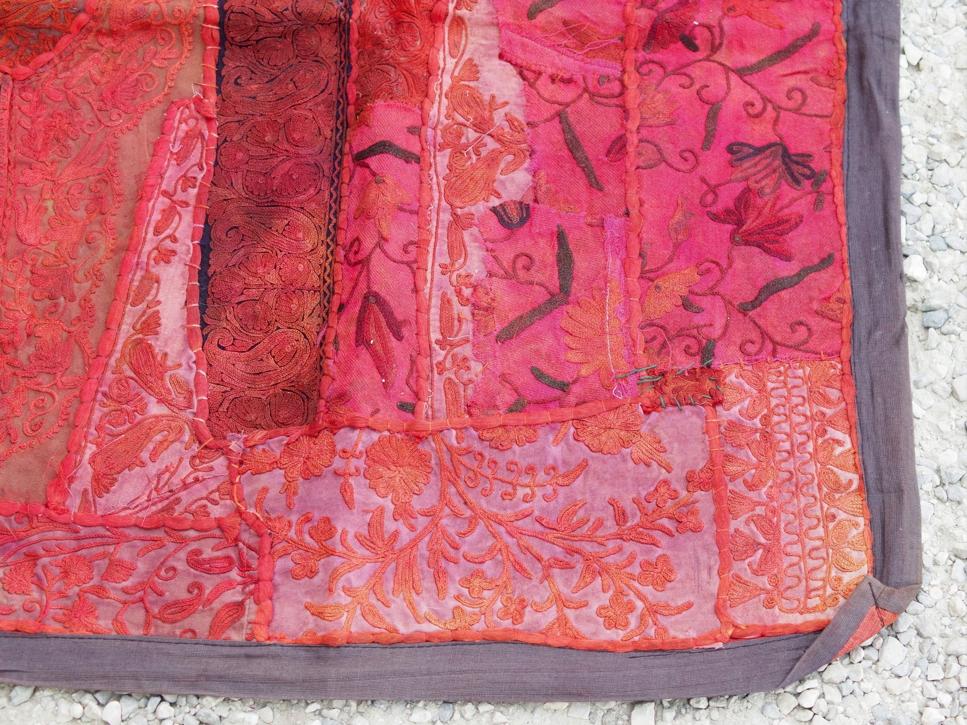 vecchio arazzo in cotone, lavorato artigianalmente a mano con tecnica patchwork.  per ogni pezzo ci possono volere mesi di lavoro sia per i ricami che per la ricerca di elementi, pezzi di tessuto antico, da abbinare all'arazzo.  tipici dell'india del nord, in Rajasthan  l'arazzo in casa è simbolo di fortuna e prosperità.  Pezzo Unico. Ideale come tessuto da appendere a parete ma si puo' impiegare anche come tappeto.    Dimensioni 95x140cm   per maggiori  info o dettagli  info@etniko.it 0039 3338778241