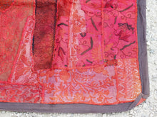 Carica l&#39;immagine nel visualizzatore di Gallery, vecchio arazzo in cotone, lavorato artigianalmente a mano con tecnica patchwork.  per ogni pezzo ci possono volere mesi di lavoro sia per i ricami che per la ricerca di elementi, pezzi di tessuto antico, da abbinare all&#39;arazzo.  tipici dell&#39;india del nord, in Rajasthan  l&#39;arazzo in casa è simbolo di fortuna e prosperità.  Pezzo Unico. Ideale come tessuto da appendere a parete ma si puo&#39; impiegare anche come tappeto.    Dimensioni 95x140cm   per maggiori  info o dettagli  info@etniko.it 0039 3338778241