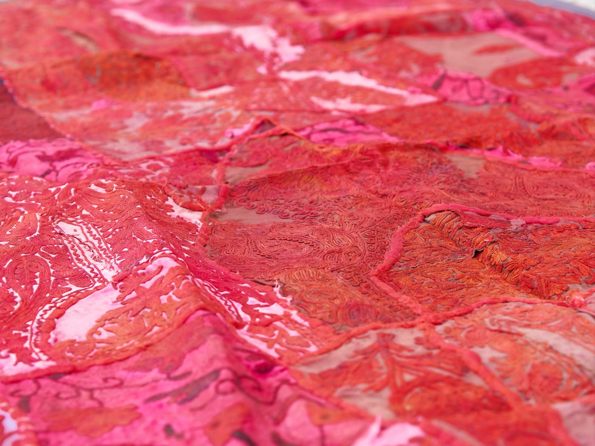 vecchio arazzo in cotone, lavorato artigianalmente a mano con tecnica patchwork.  per ogni pezzo ci possono volere mesi di lavoro sia per i ricami che per la ricerca di elementi, pezzi di tessuto antico, da abbinare all'arazzo.  tipici dell'india del nord, in Rajasthan  l'arazzo in casa è simbolo di fortuna e prosperità.  Pezzo Unico. Ideale come tessuto da appendere a parete ma si puo' impiegare anche come tappeto.    Dimensioni 95x140cm   per maggiori  info o dettagli  info@etniko.it 0039 3338778241