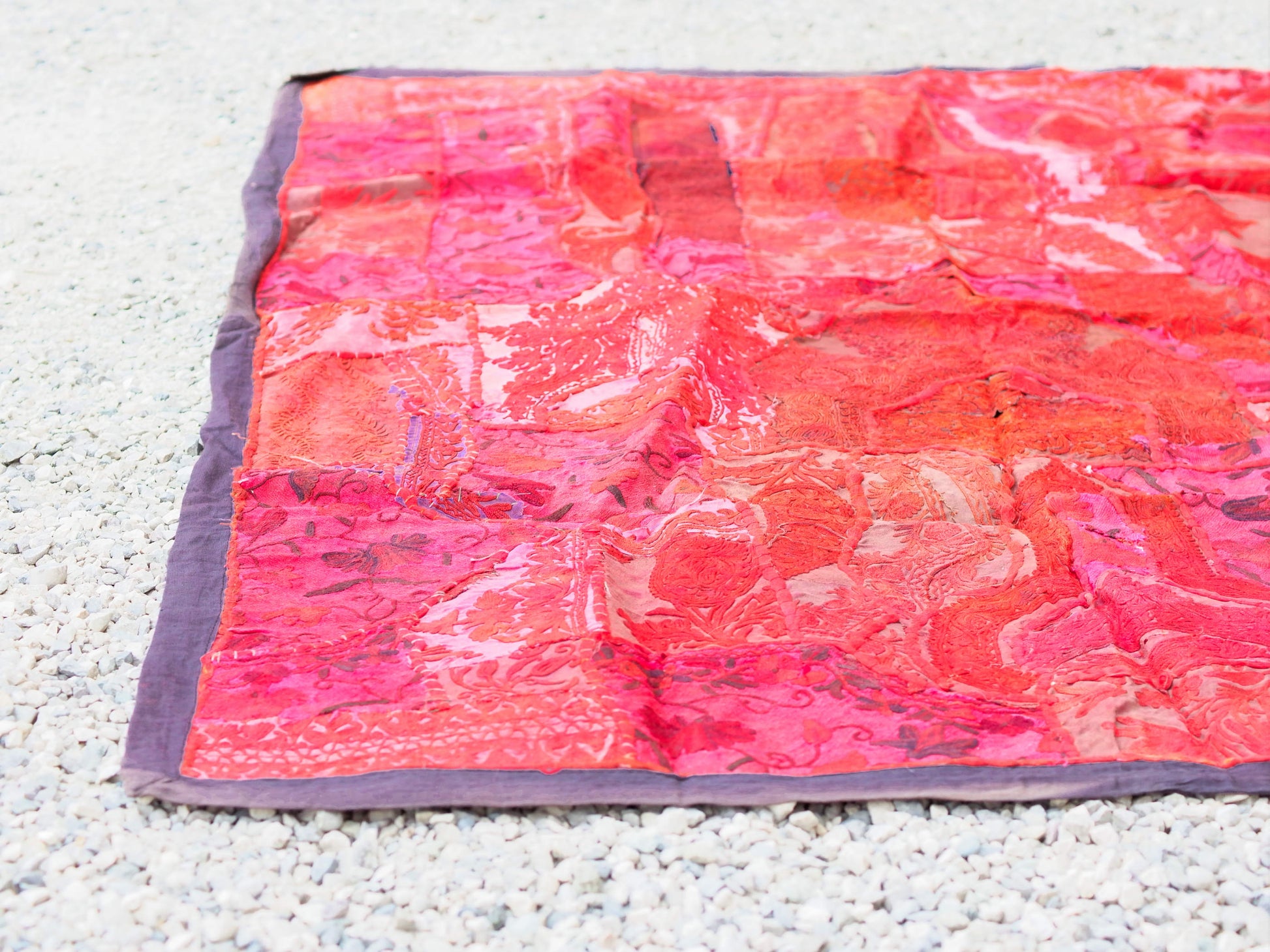vecchio arazzo in cotone, lavorato artigianalmente a mano con tecnica patchwork.  per ogni pezzo ci possono volere mesi di lavoro sia per i ricami che per la ricerca di elementi, pezzi di tessuto antico, da abbinare all'arazzo.  tipici dell'india del nord, in Rajasthan  l'arazzo in casa è simbolo di fortuna e prosperità.  Pezzo Unico. Ideale come tessuto da appendere a parete ma si puo' impiegare anche come tappeto.    Dimensioni 95x140cm   per maggiori  info o dettagli  info@etniko.it 0039 3338778241