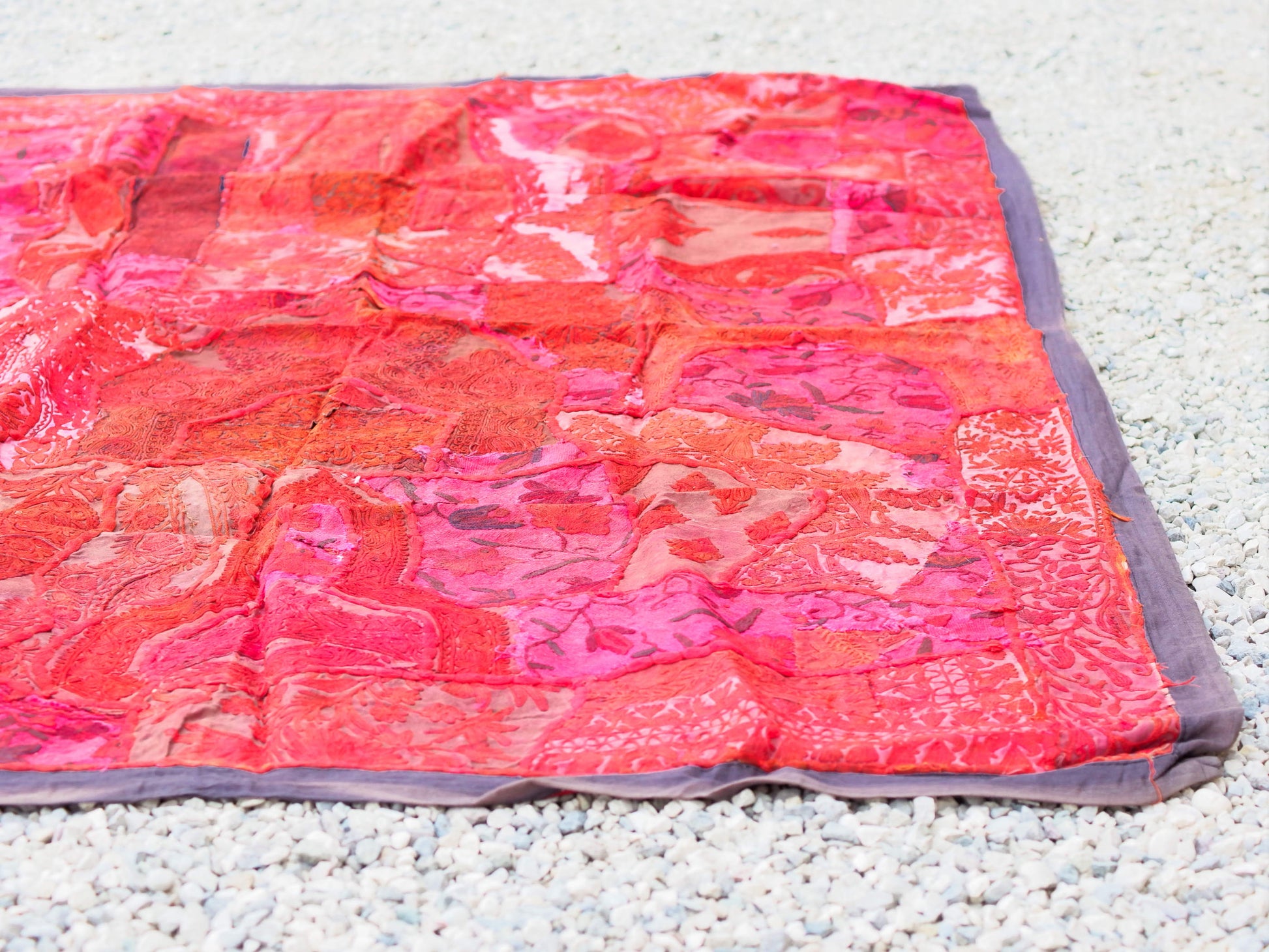 vecchio arazzo in cotone, lavorato artigianalmente a mano con tecnica patchwork.  per ogni pezzo ci possono volere mesi di lavoro sia per i ricami che per la ricerca di elementi, pezzi di tessuto antico, da abbinare all'arazzo.  tipici dell'india del nord, in Rajasthan  l'arazzo in casa è simbolo di fortuna e prosperità.  Pezzo Unico. Ideale come tessuto da appendere a parete ma si puo' impiegare anche come tappeto.    Dimensioni 95x140cm   per maggiori  info o dettagli  info@etniko.it 0039 3338778241