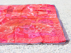 vecchio arazzo in cotone, lavorato artigianalmente a mano con tecnica patchwork.  per ogni pezzo ci possono volere mesi di lavoro sia per i ricami che per la ricerca di elementi, pezzi di tessuto antico, da abbinare all'arazzo.  tipici dell'india del nord, in Rajasthan  l'arazzo in casa è simbolo di fortuna e prosperità.  Pezzo Unico. Ideale come tessuto da appendere a parete ma si puo' impiegare anche come tappeto.    Dimensioni 95x140cm   per maggiori  info o dettagli  info@etniko.it 0039 3338778241
