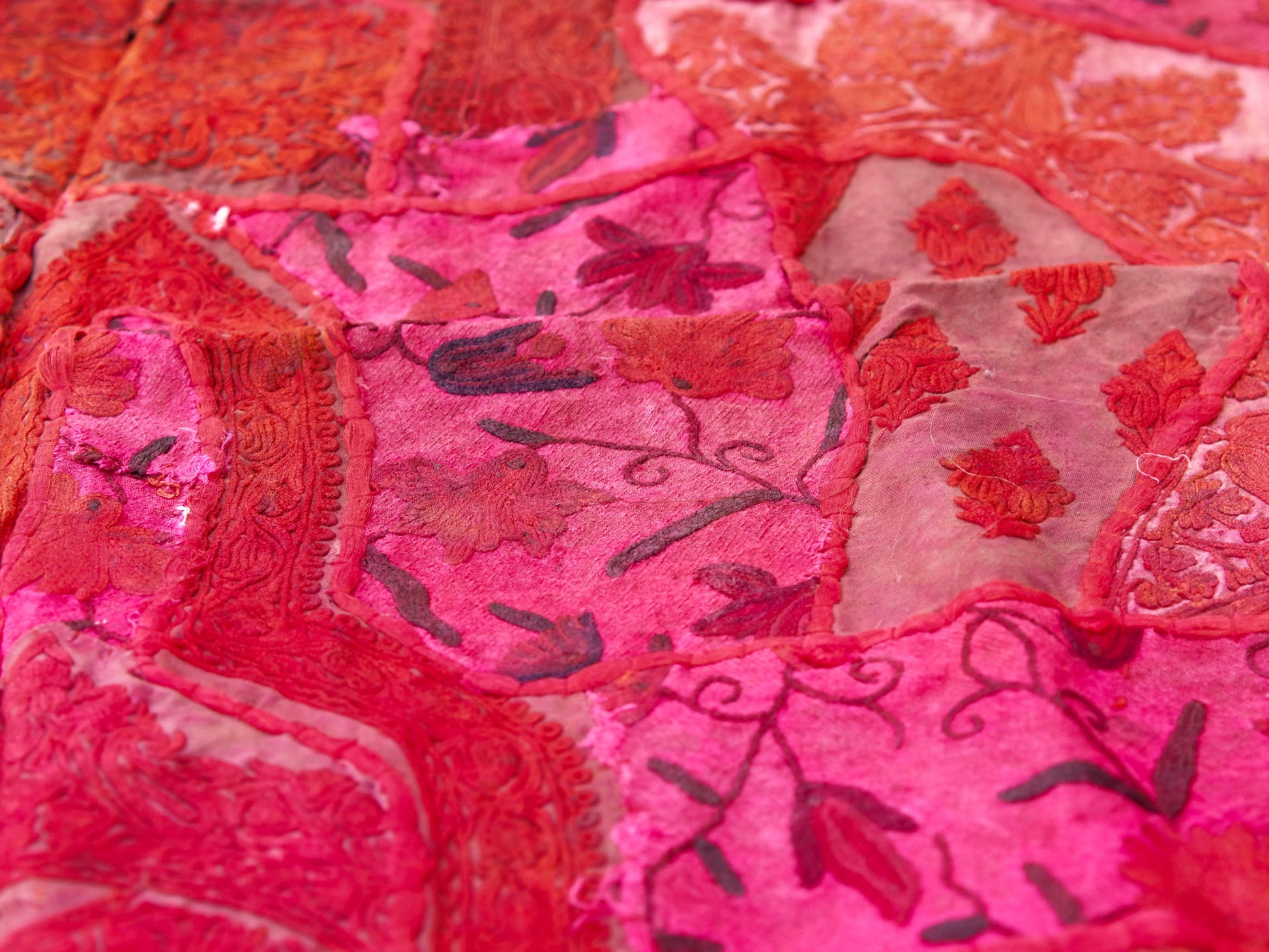 vecchio arazzo in cotone, lavorato artigianalmente a mano con tecnica patchwork.  per ogni pezzo ci possono volere mesi di lavoro sia per i ricami che per la ricerca di elementi, pezzi di tessuto antico, da abbinare all'arazzo.  tipici dell'india del nord, in Rajasthan  l'arazzo in casa è simbolo di fortuna e prosperità.  Pezzo Unico. Ideale come tessuto da appendere a parete ma si puo' impiegare anche come tappeto.    Dimensioni 95x140cm   per maggiori  info o dettagli  info@etniko.it 0039 3338778241