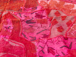 vecchio arazzo in cotone, lavorato artigianalmente a mano con tecnica patchwork.  per ogni pezzo ci possono volere mesi di lavoro sia per i ricami che per la ricerca di elementi, pezzi di tessuto antico, da abbinare all'arazzo.  tipici dell'india del nord, in Rajasthan  l'arazzo in casa è simbolo di fortuna e prosperità.  Pezzo Unico. Ideale come tessuto da appendere a parete ma si puo' impiegare anche come tappeto.    Dimensioni 95x140cm   per maggiori  info o dettagli  info@etniko.it 0039 3338778241