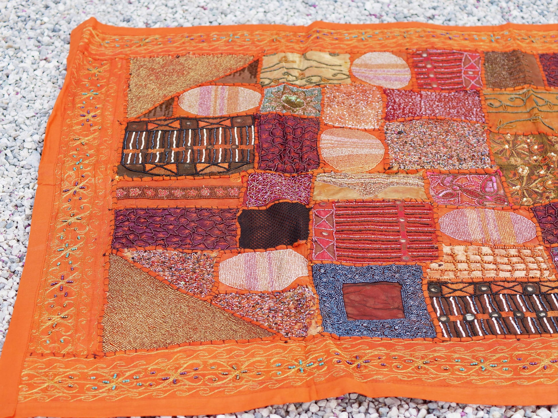 Arazzo in cotone, lavorato artigianalmente a mano con tecnica patchwork. Per ogni pezzo ci possono volere mesi di lavoro sia per i ricami che per la ricerca di elementi, pezzi di tessuto antico, da abbinare all'arazzo. Tipici dell'india del nord, in Rajasthan l'arazzo in casa è simbolo di fortuna e prosperità. Pezzo unico, ideale come tessuto da appendere a parete ma che si puo' impiegare anche come tappeto.  Dimensioni 100x150cm   per maggiori info o dettagli mail info@etniko.it watshapp 0039 3338778241