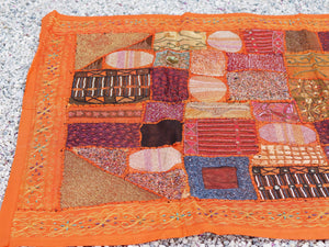 Arazzo in cotone, lavorato artigianalmente a mano con tecnica patchwork. Per ogni pezzo ci possono volere mesi di lavoro sia per i ricami che per la ricerca di elementi, pezzi di tessuto antico, da abbinare all'arazzo. Tipici dell'india del nord, in Rajasthan l'arazzo in casa è simbolo di fortuna e prosperità. Pezzo unico, ideale come tessuto da appendere a parete ma che si puo' impiegare anche come tappeto.  Dimensioni 100x150cm   per maggiori info o dettagli mail info@etniko.it watshapp 0039 3338778241