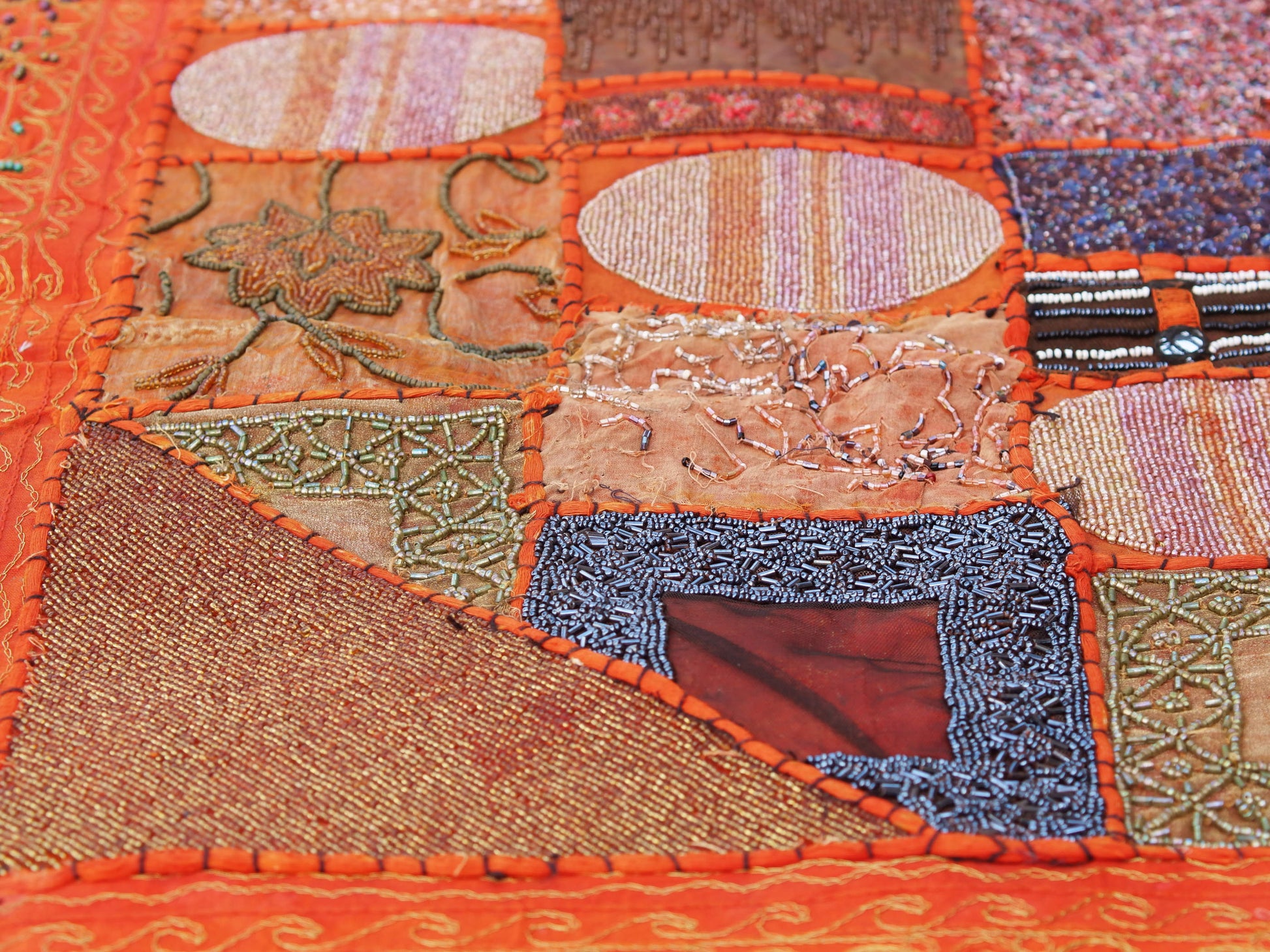 Arazzo in cotone, lavorato artigianalmente a mano con tecnica patchwork. Per ogni pezzo ci possono volere mesi di lavoro sia per i ricami che per la ricerca di elementi, pezzi di tessuto antico, da abbinare all'arazzo. Tipici dell'india del nord, in Rajasthan l'arazzo in casa è simbolo di fortuna e prosperità. Pezzo unico, ideale come tessuto da appendere a parete ma che si puo' impiegare anche come tappeto.  Dimensioni 100x150cm   per maggiori info o dettagli mail info@etniko.it watshapp 0039 3338778241