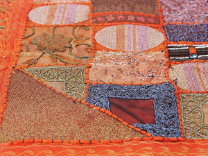 Arazzo in cotone, lavorato artigianalmente a mano con tecnica patchwork. Per ogni pezzo ci possono volere mesi di lavoro sia per i ricami che per la ricerca di elementi, pezzi di tessuto antico, da abbinare all'arazzo. Tipici dell'india del nord, in Rajasthan l'arazzo in casa è simbolo di fortuna e prosperità. Pezzo unico, ideale come tessuto da appendere a parete ma che si puo' impiegare anche come tappeto.  Dimensioni 100x150cm   per maggiori info o dettagli mail info@etniko.it watshapp 0039 3338778241