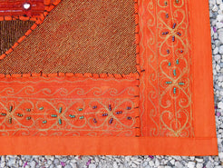 Arazzo in cotone, lavorato artigianalmente a mano con tecnica patchwork. Per ogni pezzo ci possono volere mesi di lavoro sia per i ricami che per la ricerca di elementi, pezzi di tessuto antico, da abbinare all'arazzo. Tipici dell'india del nord, in Rajasthan l'arazzo in casa è simbolo di fortuna e prosperità. Pezzo unico, ideale come tessuto da appendere a parete ma che si puo' impiegare anche come tappeto.  Dimensioni 100x150cm   per maggiori info o dettagli mail info@etniko.it watshapp 0039 3338778241