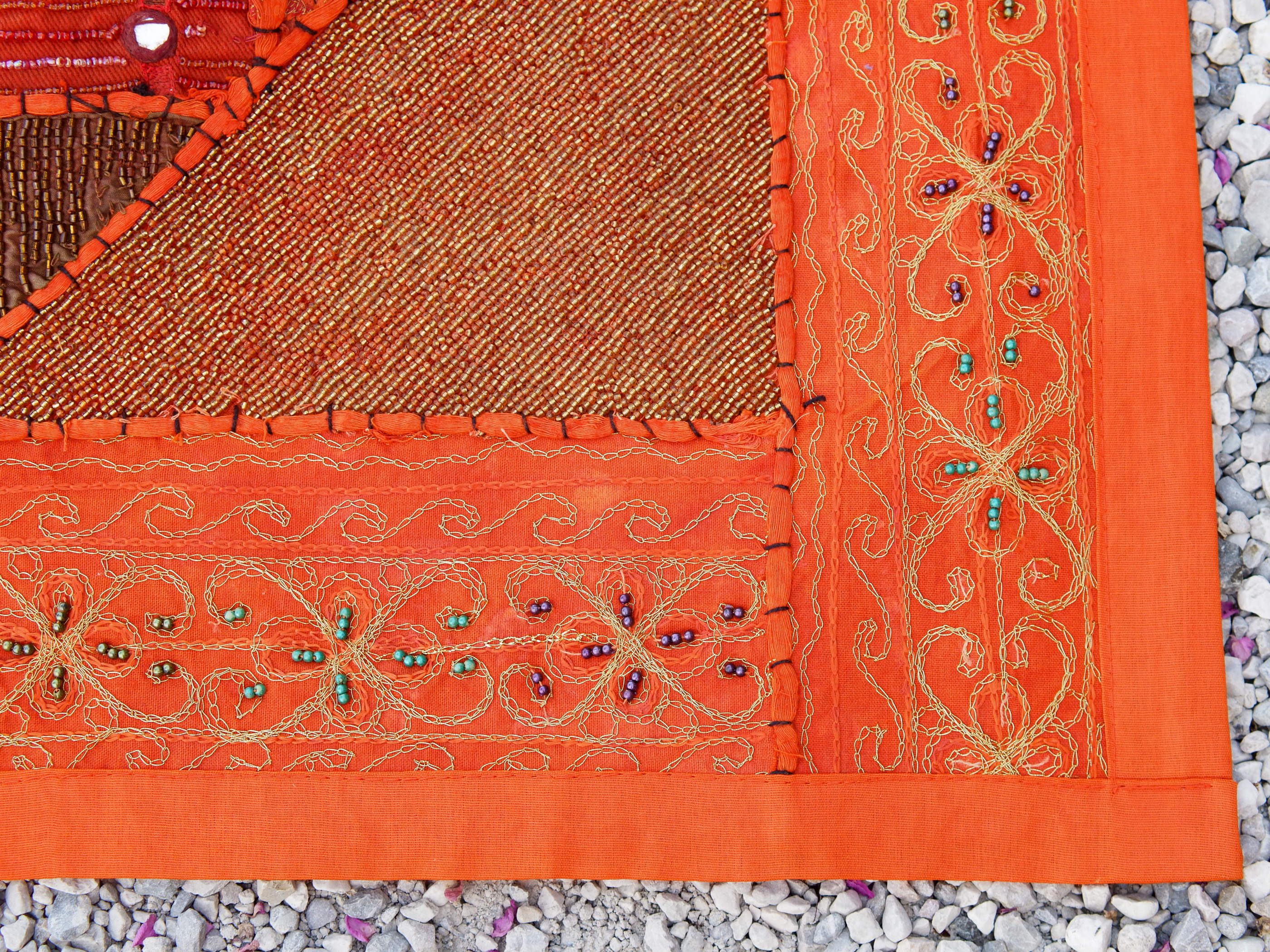 Arazzo in cotone, lavorato artigianalmente a mano con tecnica patchwork. Per ogni pezzo ci possono volere mesi di lavoro sia per i ricami che per la ricerca di elementi, pezzi di tessuto antico, da abbinare all'arazzo. Tipici dell'india del nord, in Rajasthan l'arazzo in casa è simbolo di fortuna e prosperità. Pezzo unico, ideale come tessuto da appendere a parete ma che si puo' impiegare anche come tappeto.  Dimensioni 100x150cm   per maggiori info o dettagli mail info@etniko.it watshapp 0039 3338778241