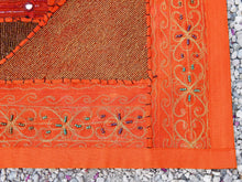 Carica l&#39;immagine nel visualizzatore di Gallery, Arazzo in cotone, lavorato artigianalmente a mano con tecnica patchwork. Per ogni pezzo ci possono volere mesi di lavoro sia per i ricami che per la ricerca di elementi, pezzi di tessuto antico, da abbinare all&#39;arazzo. Tipici dell&#39;india del nord, in Rajasthan l&#39;arazzo in casa è simbolo di fortuna e prosperità. Pezzo unico, ideale come tessuto da appendere a parete ma che si puo&#39; impiegare anche come tappeto.  Dimensioni 100x150cm   per maggiori info o dettagli mail info@etniko.it watshapp 0039 3338778241