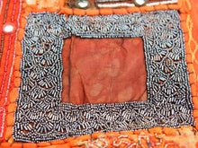 Carica l&#39;immagine nel visualizzatore di Gallery, Arazzo in cotone, lavorato artigianalmente a mano con tecnica patchwork. Per ogni pezzo ci possono volere mesi di lavoro sia per i ricami che per la ricerca di elementi, pezzi di tessuto antico, da abbinare all&#39;arazzo. Tipici dell&#39;india del nord, in Rajasthan l&#39;arazzo in casa è simbolo di fortuna e prosperità. Pezzo unico, ideale come tessuto da appendere a parete ma che si puo&#39; impiegare anche come tappeto.  Dimensioni 100x150cm   per maggiori info o dettagli mail info@etniko.it watshapp 0039 3338778241