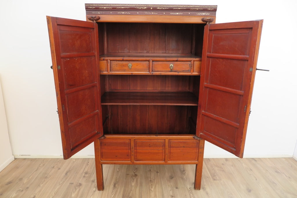 Armadio Cinese Intarsiato In Osso E Legno, A 2 Ante Nella Parte Interna Vi Sono 3 Ripiani E 2 Cassetti. Proveniente Dalla Regione Del Fujian. Dimensioni 103x60xh173cm.