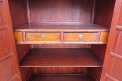 Armadio Cinese Intarsiato In Osso E Legno, A 2 Ante Nella Parte Interna Vi Sono 3 Ripiani E 2 Cassetti. Proveniente Dalla Regione Del Fujian. Dimensioni 103x60xh173cm.